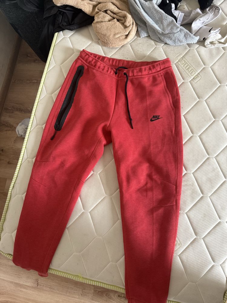 Оргинален Nike tech fleece   Червен размер L изпозван е 2 пъти