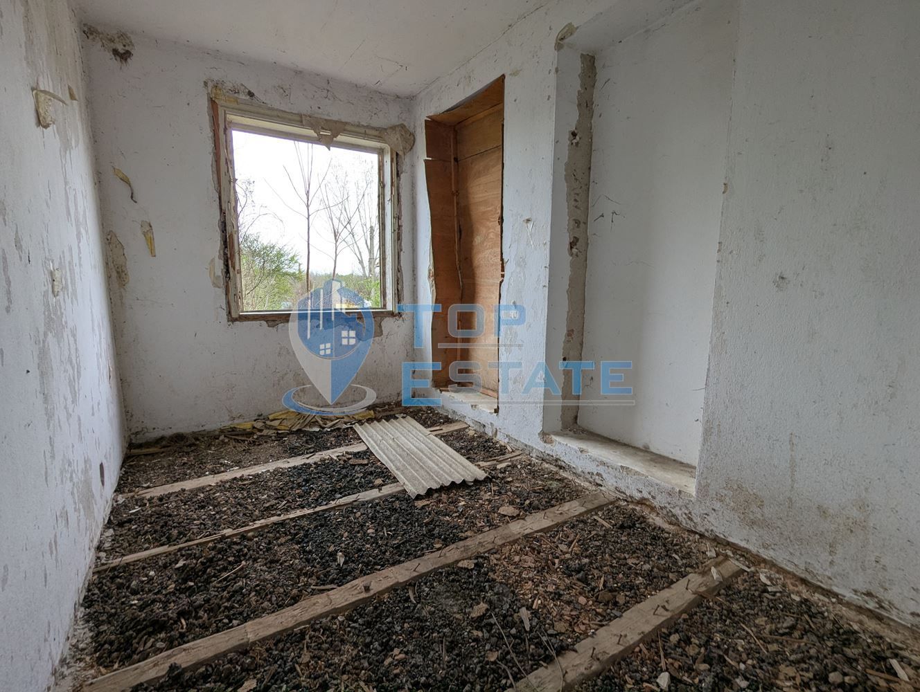 Голям двор със стара къща в покрайнините на село Михалци, област Вели