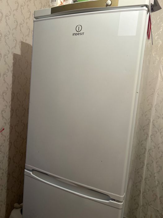 Холодильник Indesit