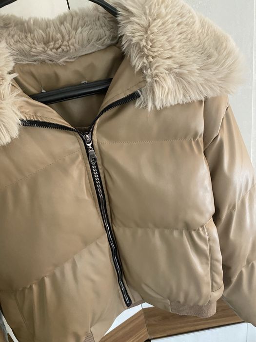 Дамско зимно бежово яке с кожена яка