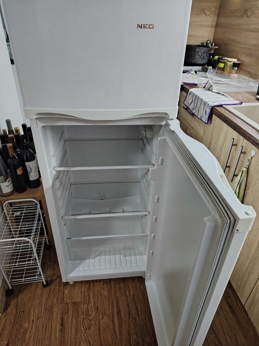 Хладилник с горна камера NEO