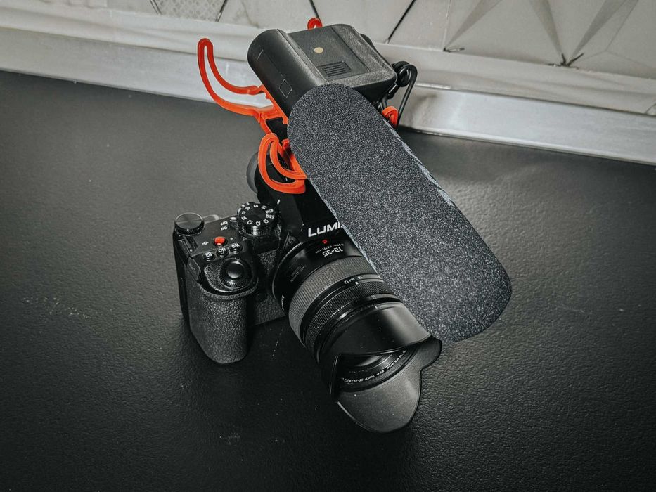 Vând LUMIX G9 II + 12-35mm f/2.8 + Sigma 56mm f/1.4 + microfon Rode