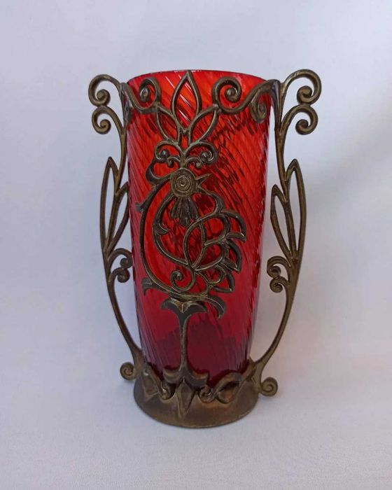 Винтажная ваза из рубинового стекла.