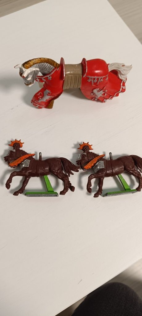 Figurine plastic, cowboy,2 Britains și unul Papo
60 lei plus transport