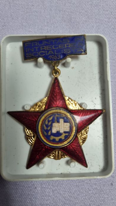 Vând insigne vechi