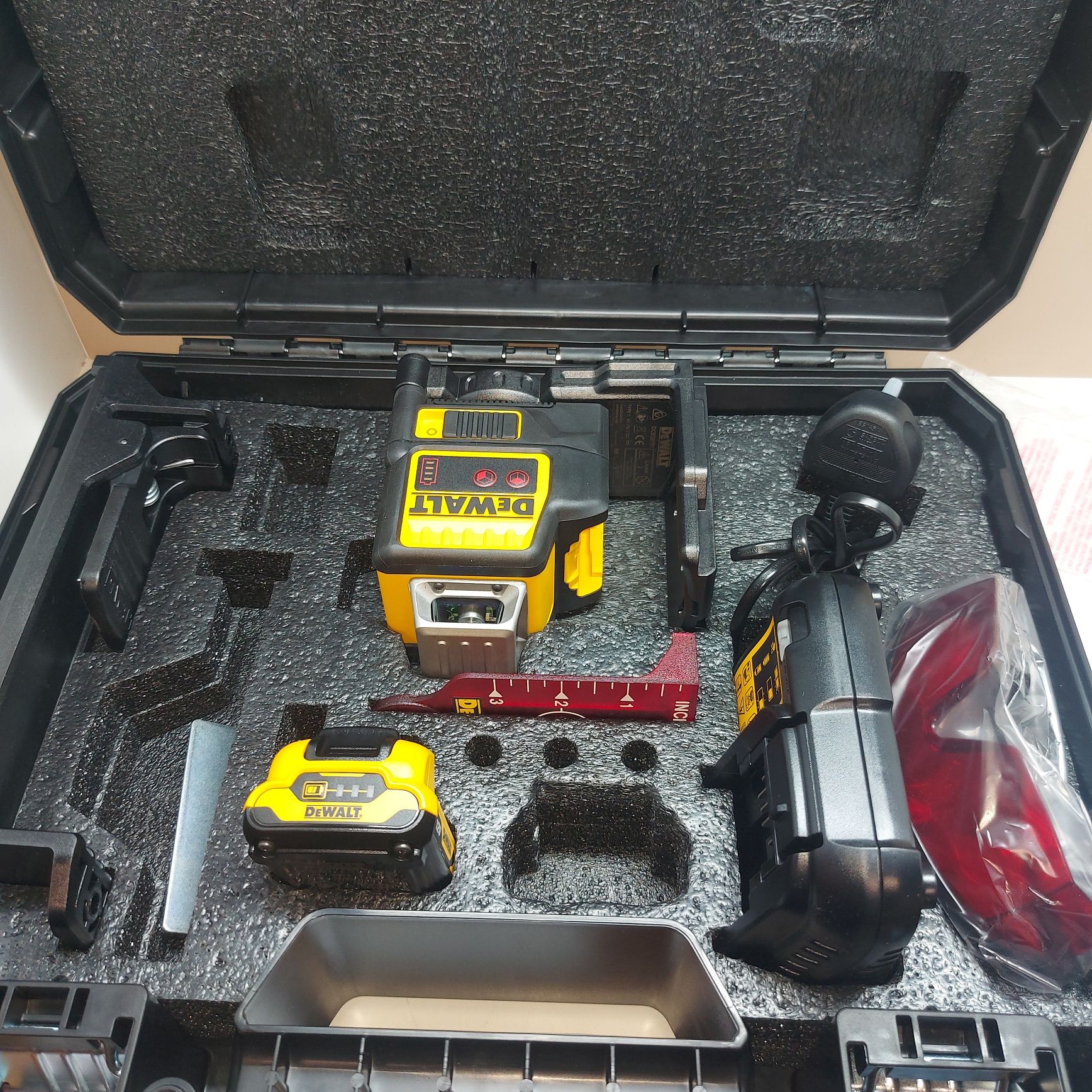 Нов лазерен нивелир DEWALT DCE0811 D1R