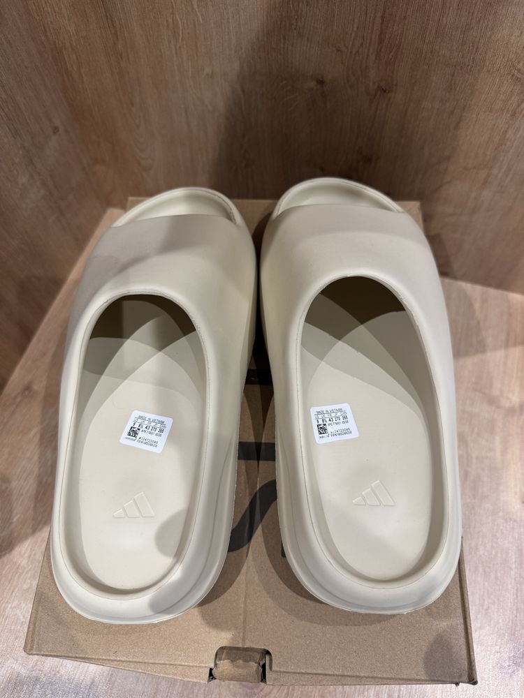 Yeezy Slides "Bone"