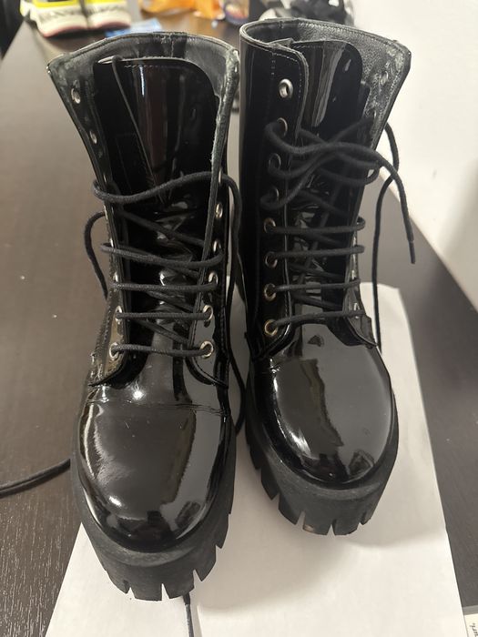 Ghete John Galliano, 37