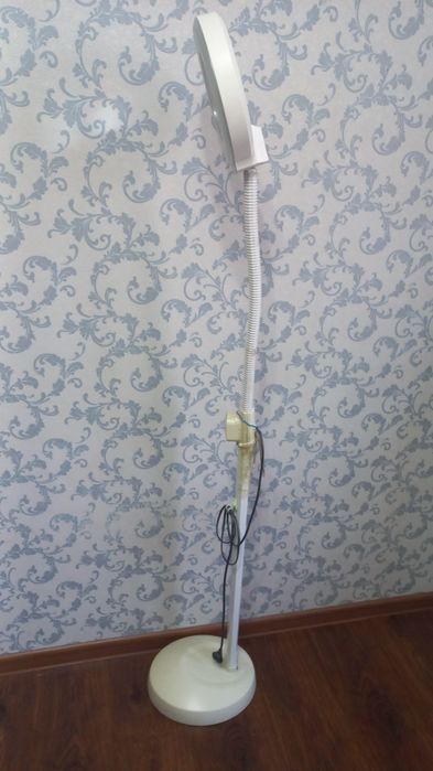 Лампа косметологическая с лупой