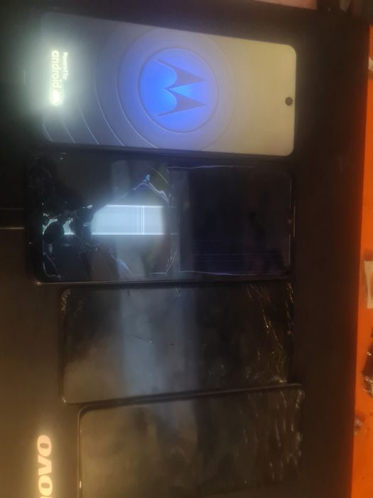 vand 4 telefoane  display spart