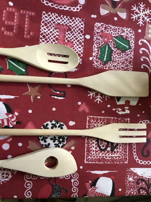 Set ustensile bucatarie din lemn