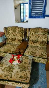 Canapea cu două fotolii si masă din lemn masiv stejar