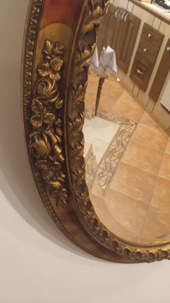 Oglinda ovala veche, rama lemn sculptat cu motive florale, stil baroc