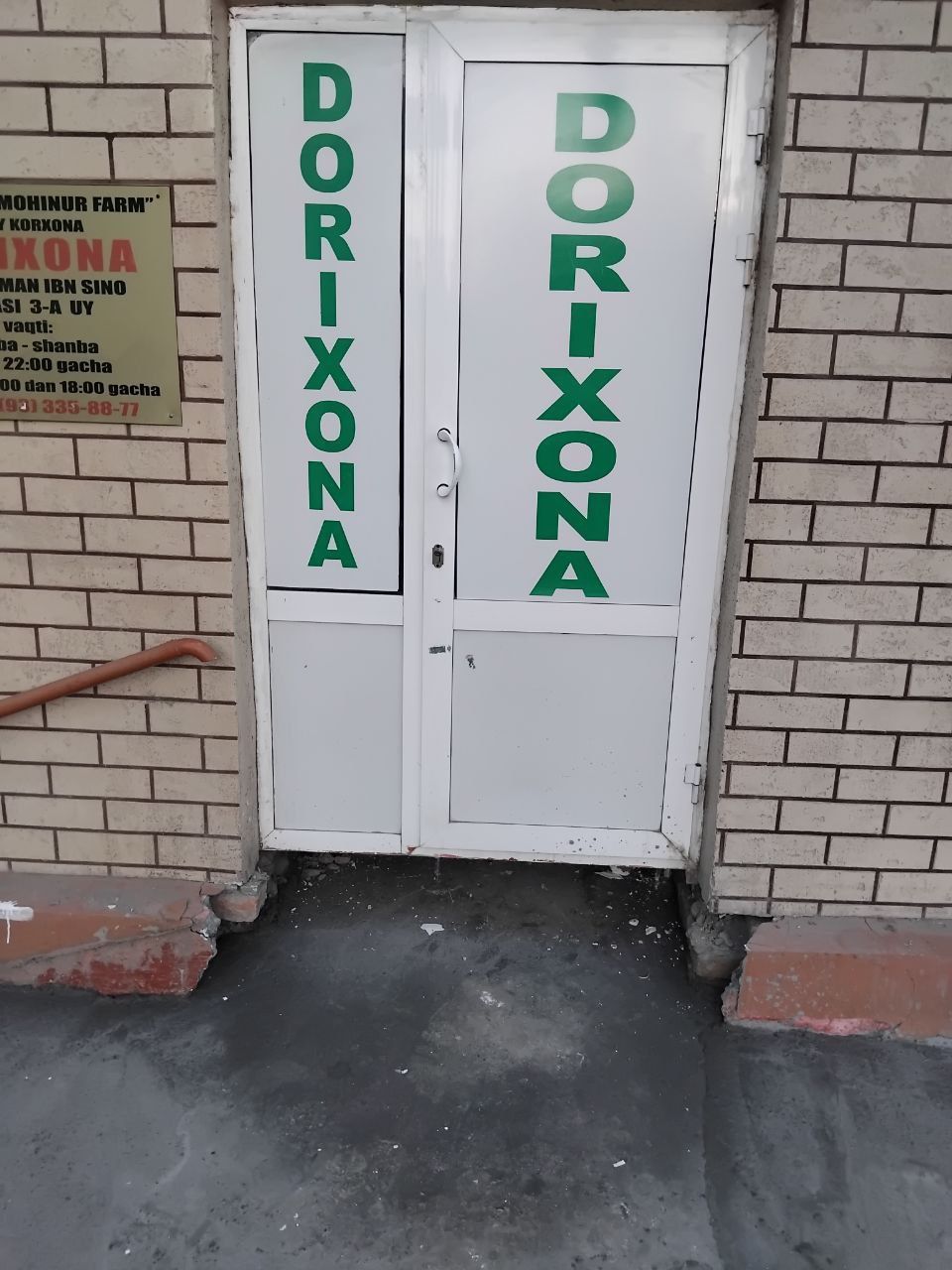 Akfa eshik 2 ta bittasida dorixona naklekasi bor