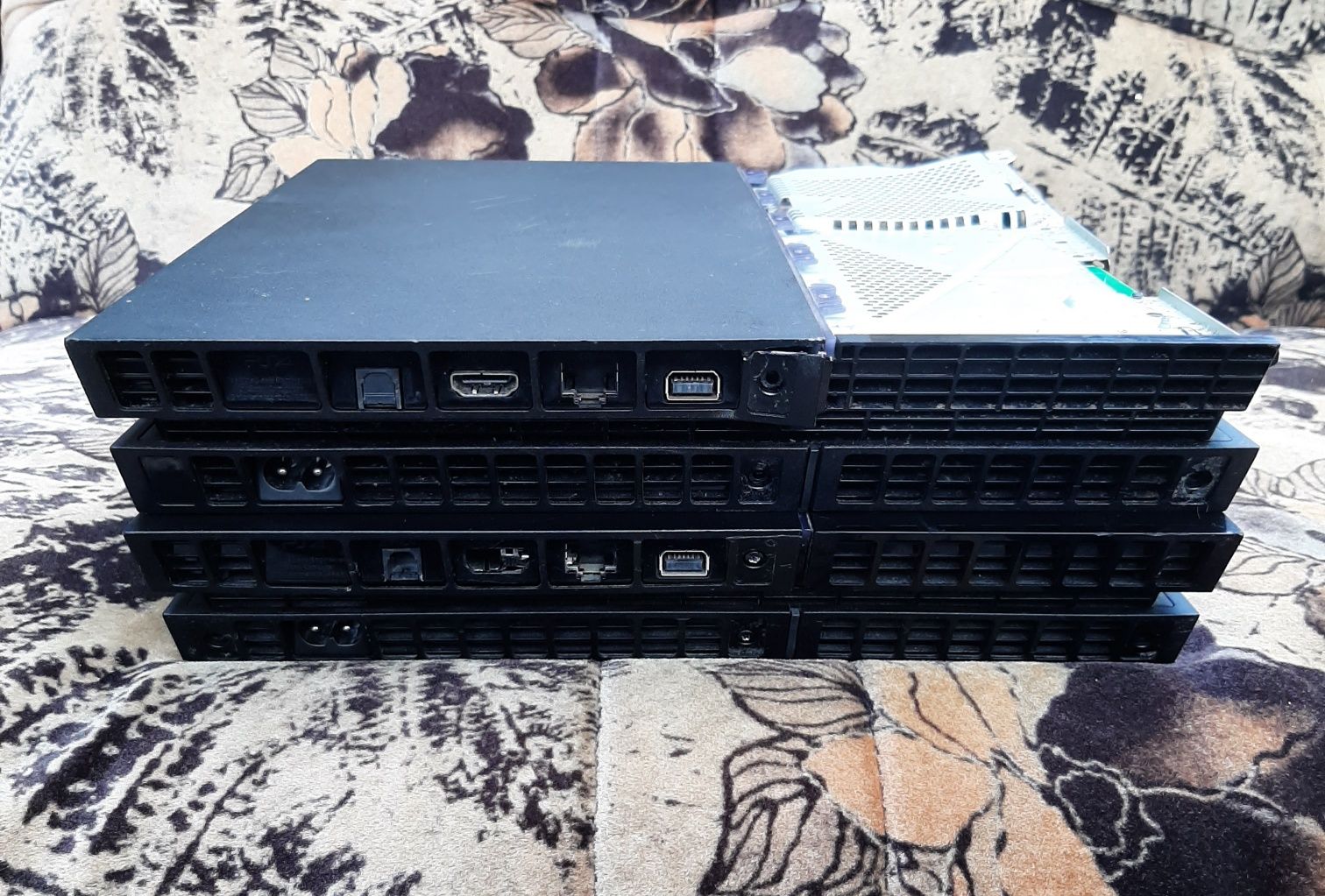Vând două console PlayStation 4 fat PS4 în stare bună defecte de piese