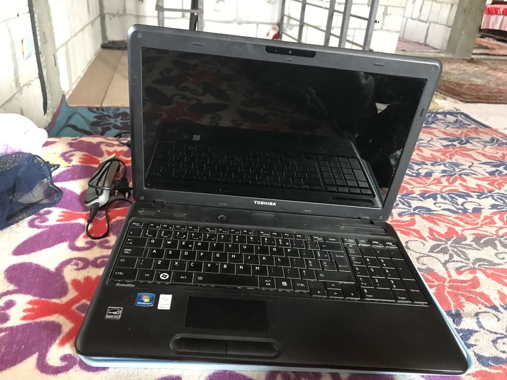 Vând laptop Toshiba