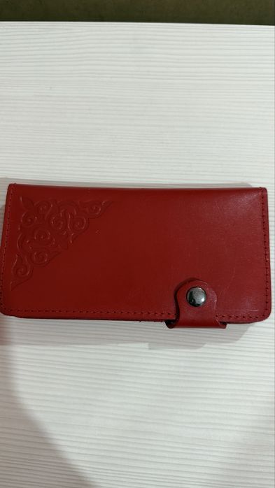 Продам красный кошелек