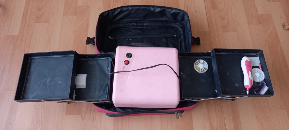 Продам набор для маникюра вместе с лампой торг!