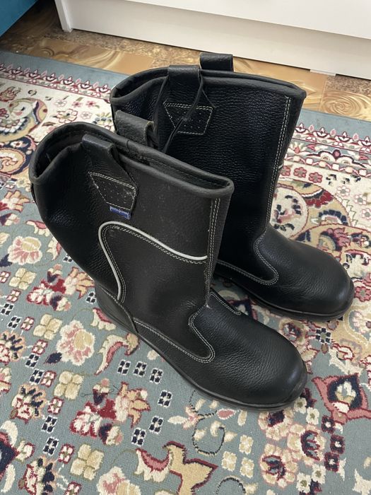 Продам новые спец сапоги