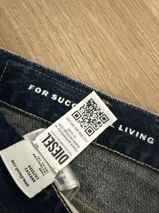 Blugi Diesel largi noi cu eticheta