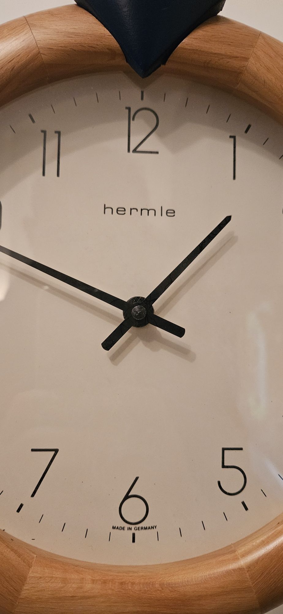 Стенен часовник с махало  Hermle