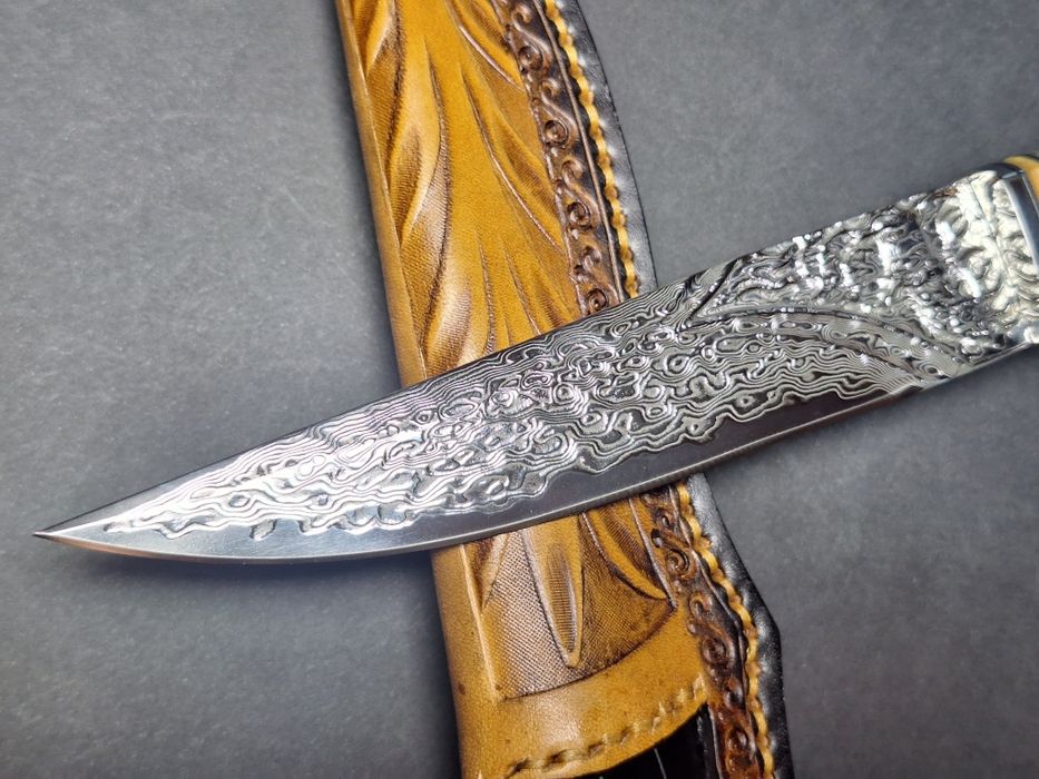 Японски ловен нож от дамаска стомана VG-10 (96 слоя) с кожена кания