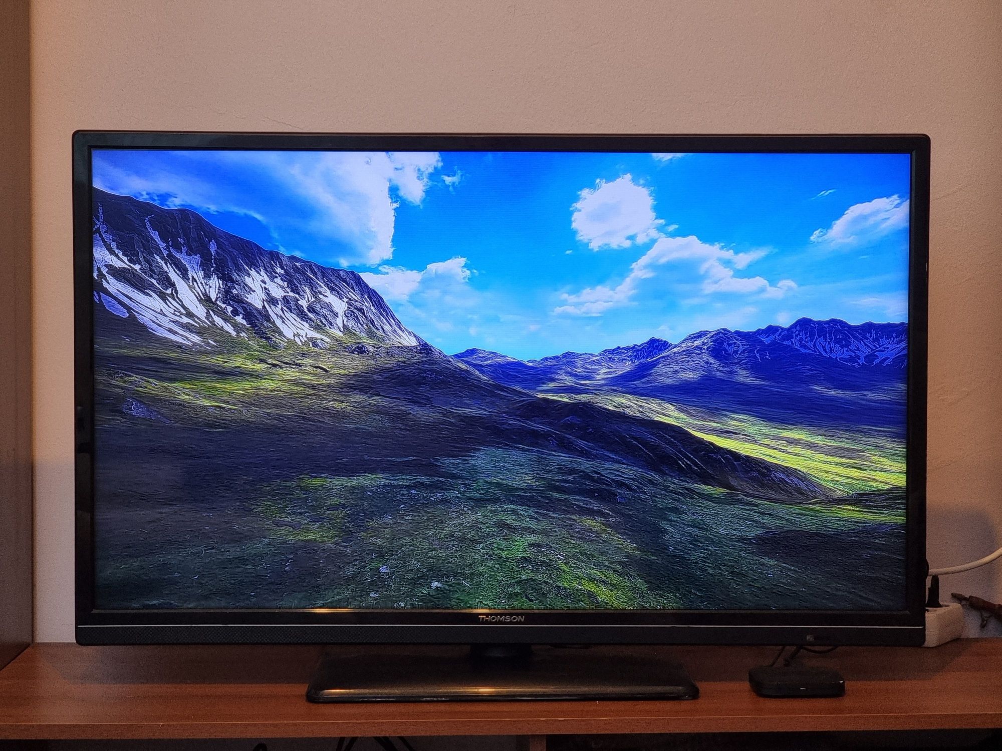 Телевизор / TOMSON - 40" - FULLHD , Цифрова + Ефирна + Слот за карта.