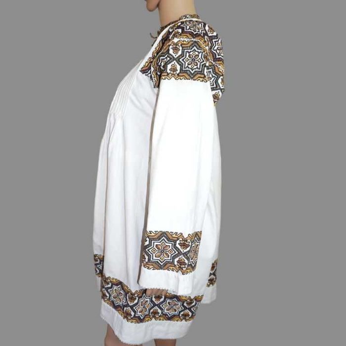 Camasa traditionala veche lucrata manual cu margele din zona Mures S-M