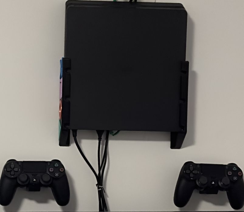 PlayStation 4 Slim 512GB + 2 manete + 5 jocuri (ca nou)