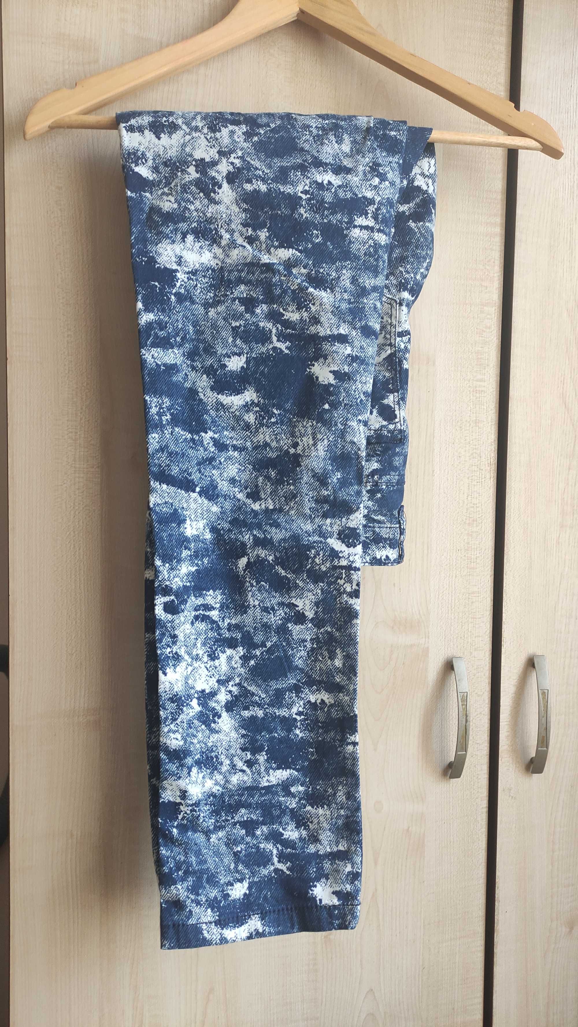Панталон синьо-бял