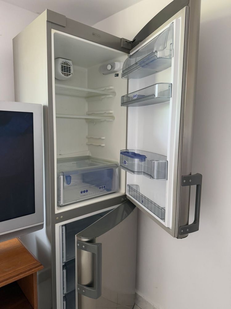 Vand doua combine frigorifice in stare buna de functionare  pret negoc