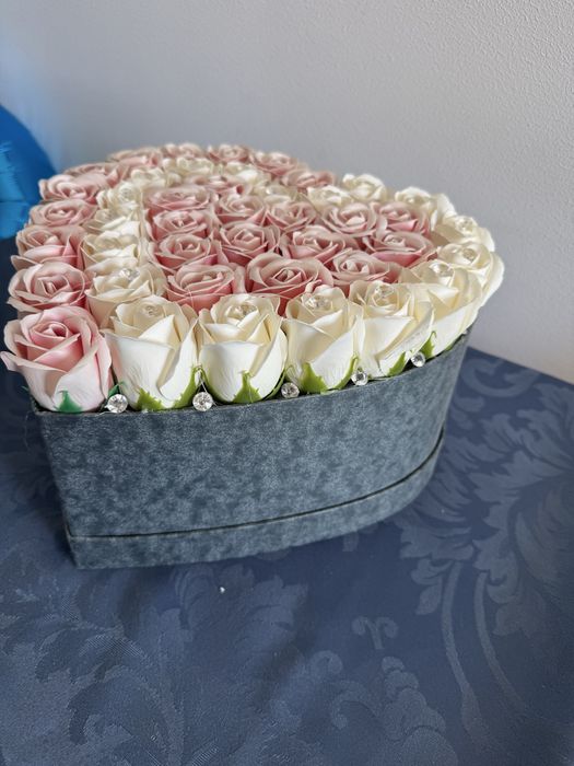 Arabjament de flori in forma de inimioara ,trandafiri de sapun.