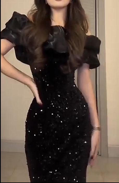 Элегантное черное вечернее платье с блестящими пайетками.