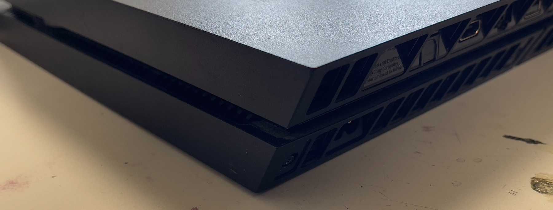 Конзола PlayStation 4 (+ 1 джойстик и кабели )