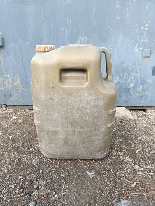 Канистры по 50 литров.
