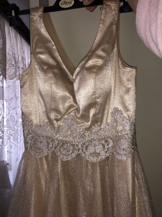 Rochie aurie, marimea M purtata o singura data  pentru orice tip de ev