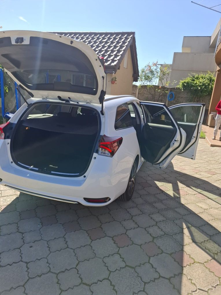 Vînd Toyota auris Touring Sports 1,8 hibrid automat 2018