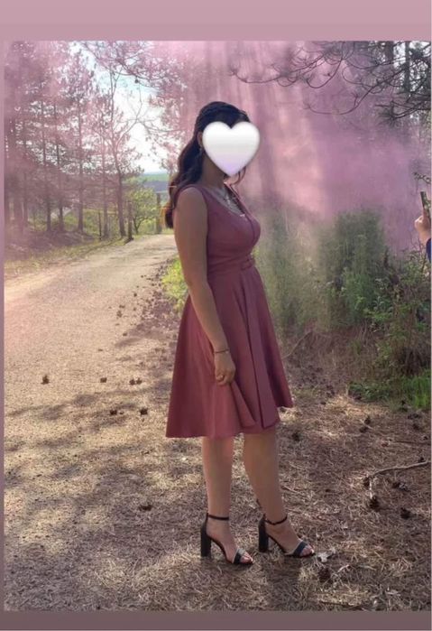 Роклята е като нова