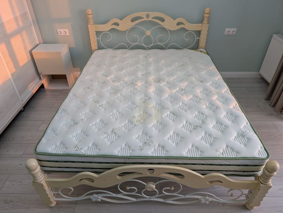 Продам кровать с матрасом двух спальный,