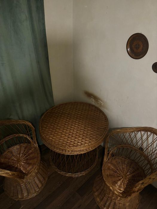 Masă rotundă din răchită + scaune  – stil rustic / boho