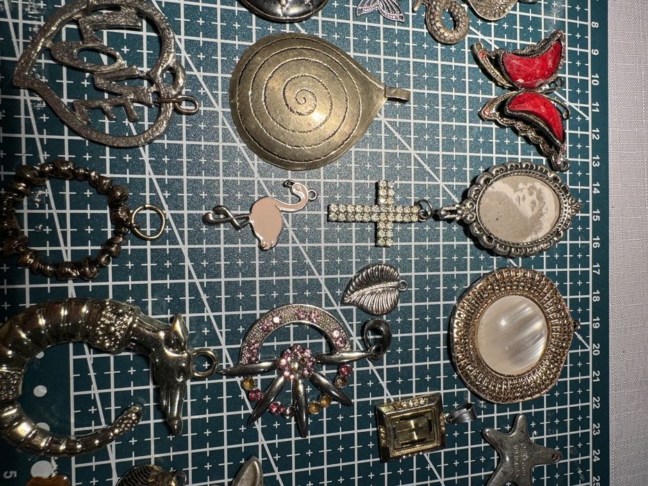 Lot 31 bijuterii vintage – broșe & pandantive diverse, colecție unică