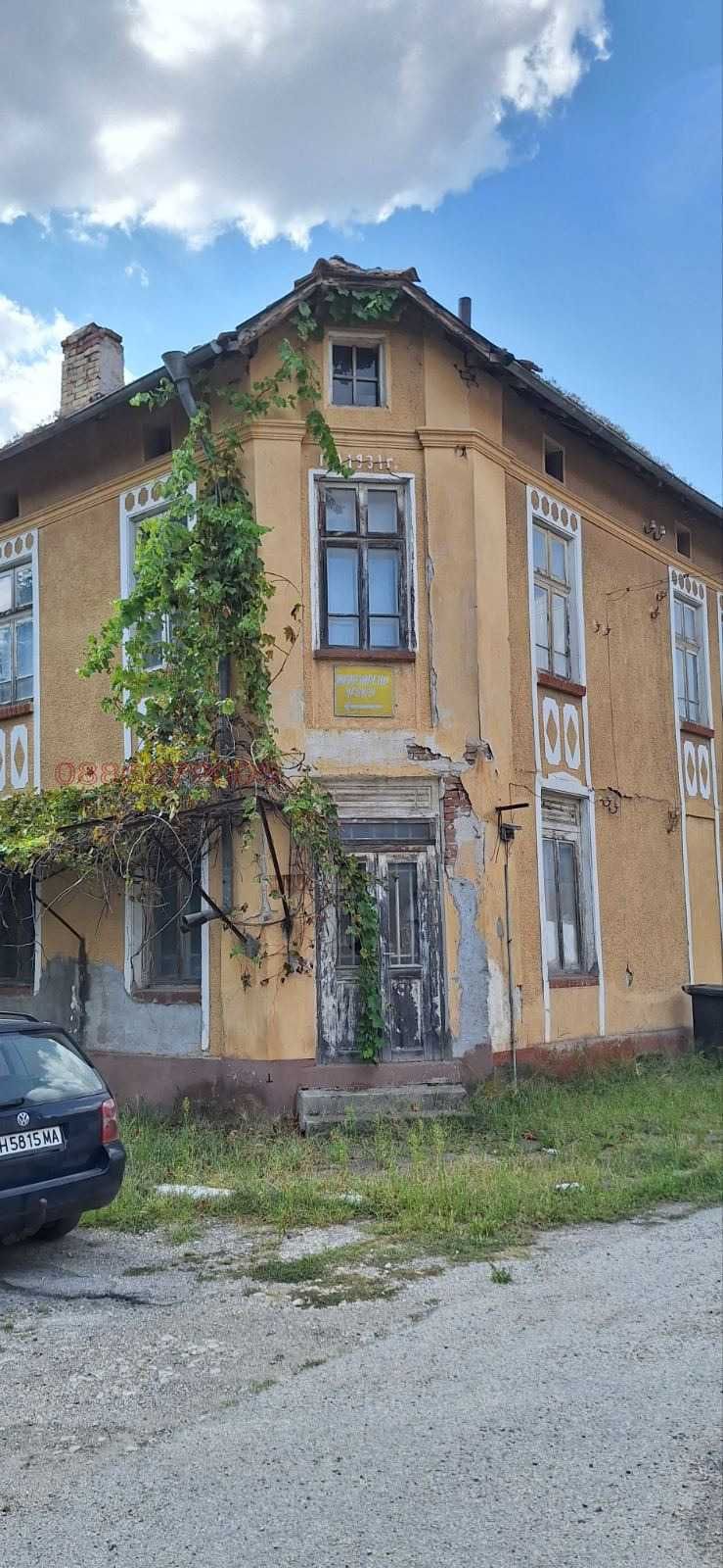 къща с голям двор и стопански постройки с. Беглеж