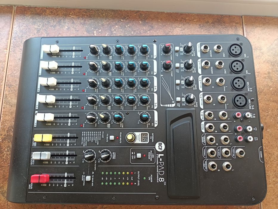 Mixer audio RCF. 8 canale.