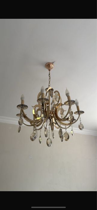Люстра для зала в хорошем состояний цвет золотистый
