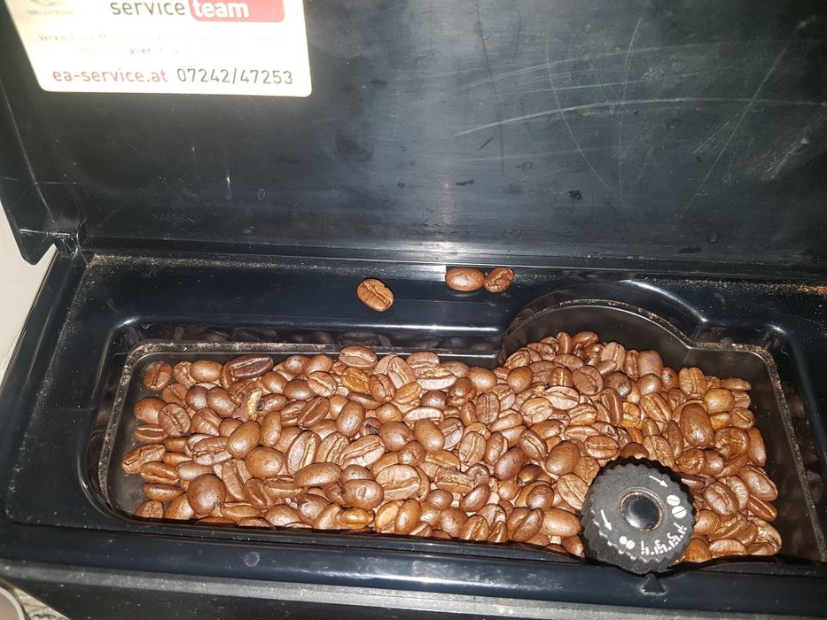 Expresor de cafea Delonghi Magnifica ESAM 4000 B