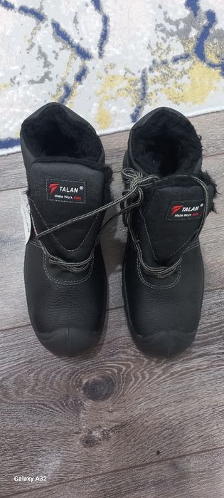 Продам зимние ботинки сефти новые