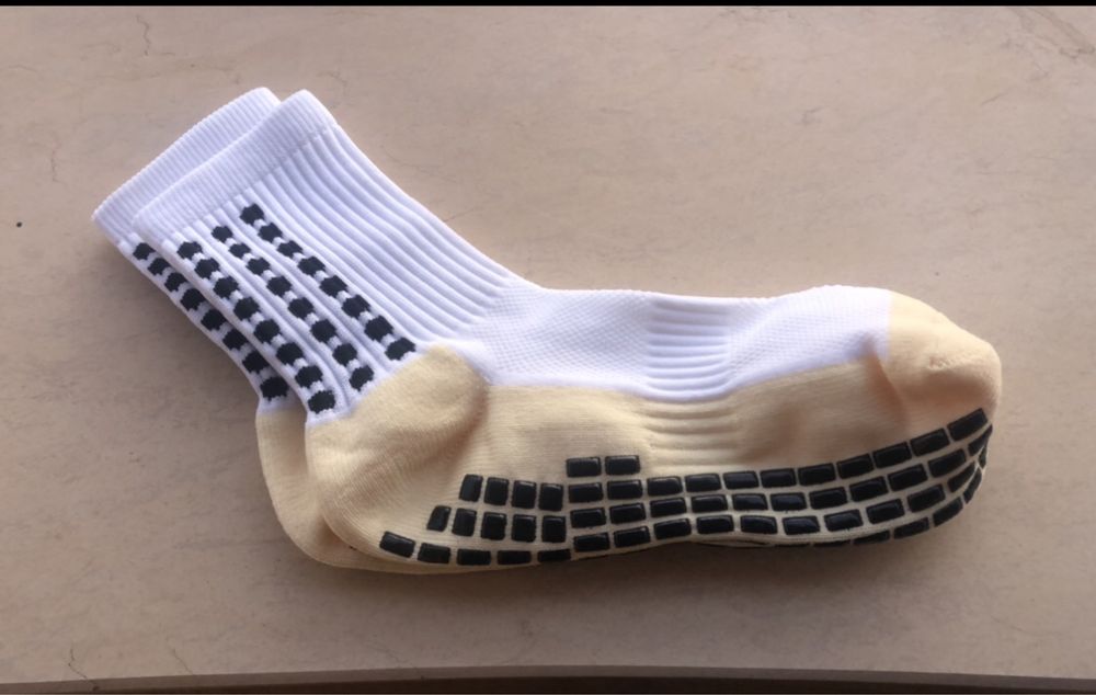Анти плъзгащи чорапи (grip socks)