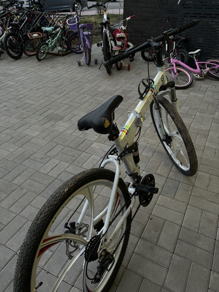 Велосипед с литой шиной белый