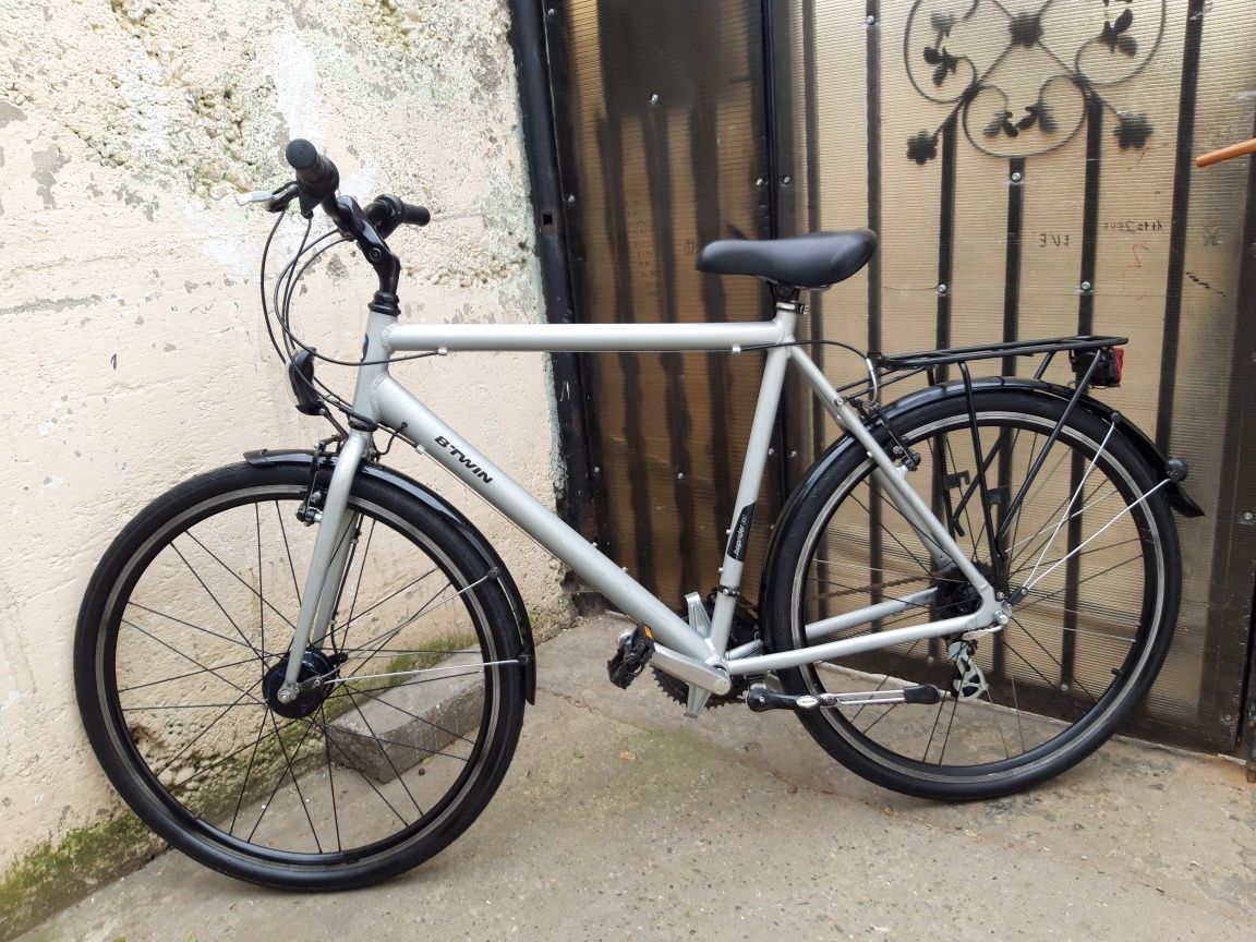 Bicicleta B.TWIN roți pe 28 cu 24 de viteze cu dinam pe fața din alumi