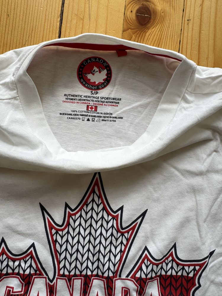 Тениска от CANADA